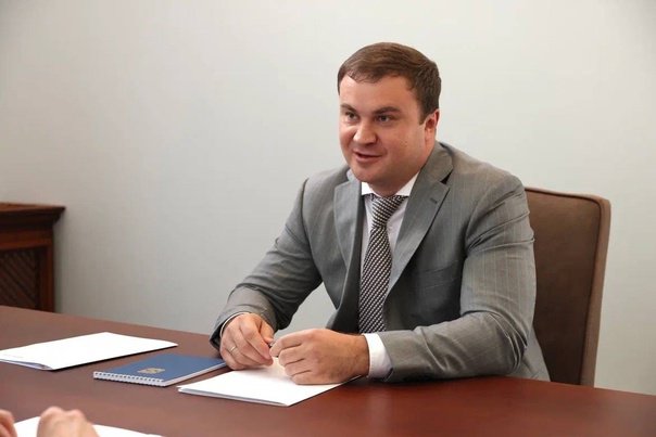 Омский губернатор переводит правительство региона на годичные контракты