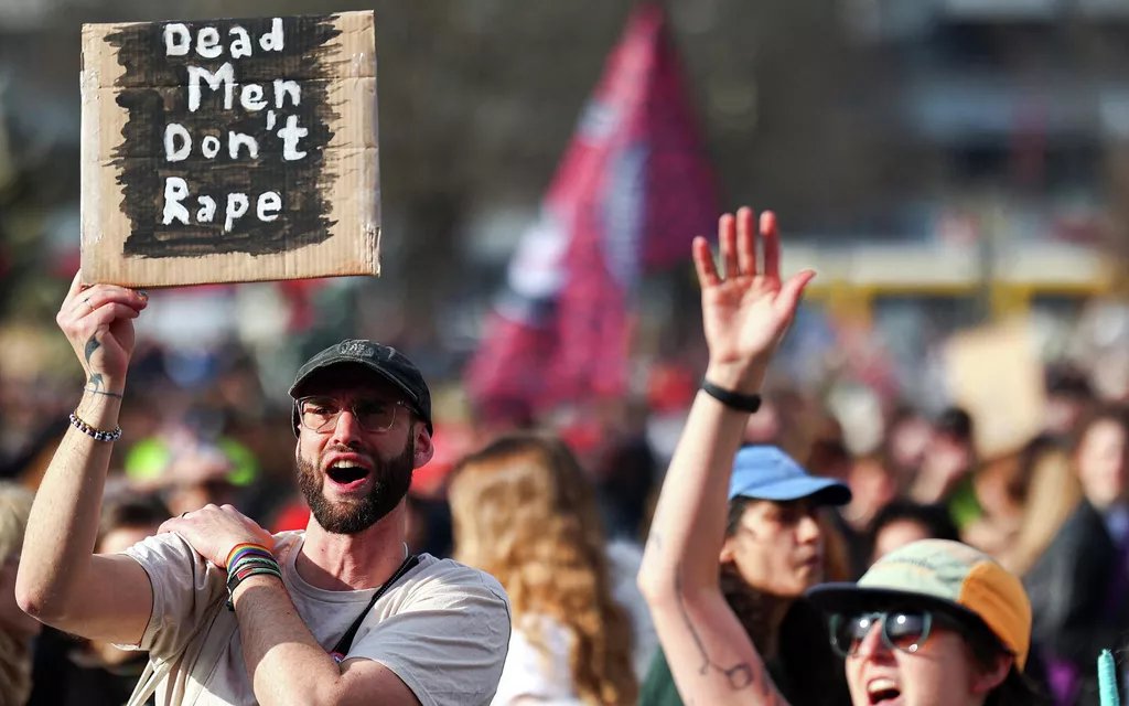 Кризис по-мужски: почему мальчишки уходят в «маносферу» и кто в этом виноват