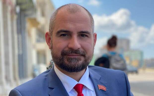 В партии “Коммунисты России” опять сменилась власть – должность председателя ЦК вернули Максиму Сурайкину