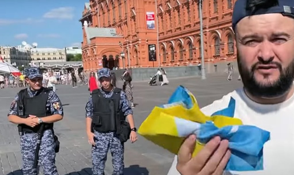Депутату запретили разворачивать на Красной площади флаг жёлто-бело-голубой Республики Тувы