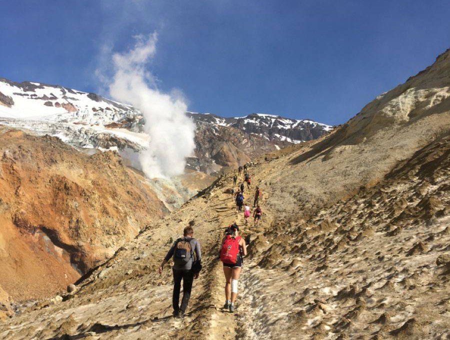 Камчаткий губернатор поручил разработать законопроект, согласно которому за спасение нелегальных туристов-экстремалов платить будут организаторы трипов